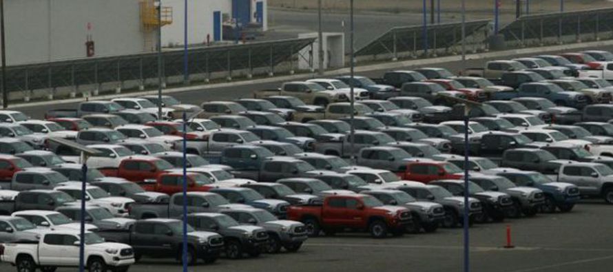 La comercialización mensual de vehículos ligeros cayó un 31.3% a 72,897...