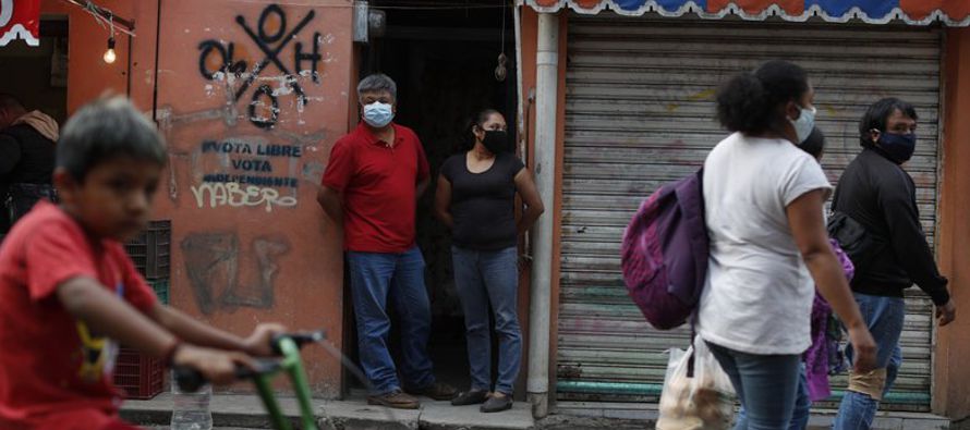 México supera ya los 443,000 contagios reportados y más de 48,000 muertes, lo cual lo...