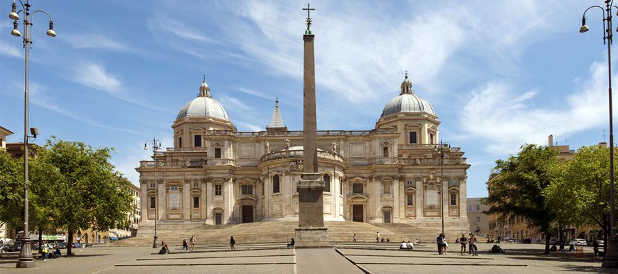 La basílica actual sigue siendo la mas grande dedicada a la Madre de Dios en Roma y la mas...