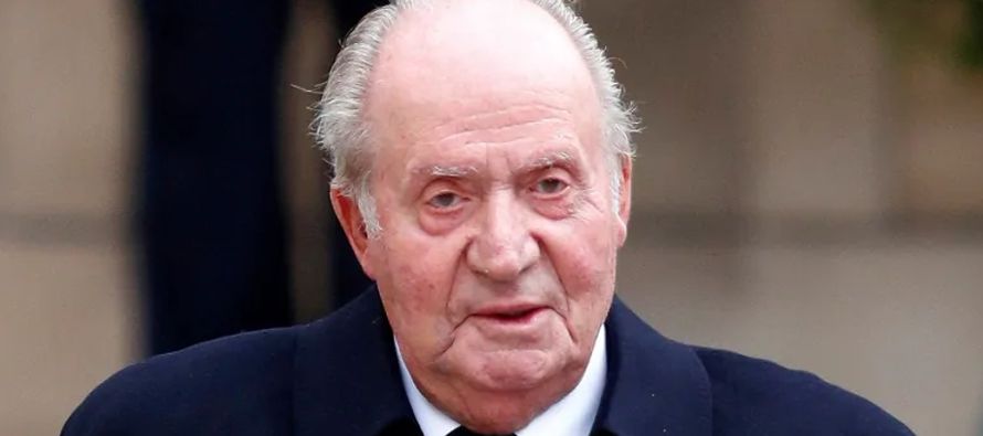 Perseguido por las acusaciones de corrupción, Juan Carlos decidió dejar España...