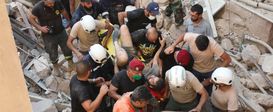 Efectivos de rescate y ciudadanos voluntarios buscaban supervivientes entre los escombros. 