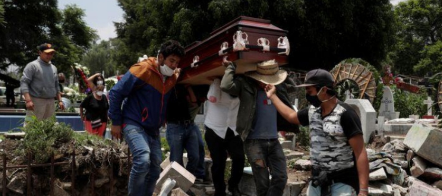 México superó el jueves los 50,000 muertos relacionados al coronavirus, luego de que...
