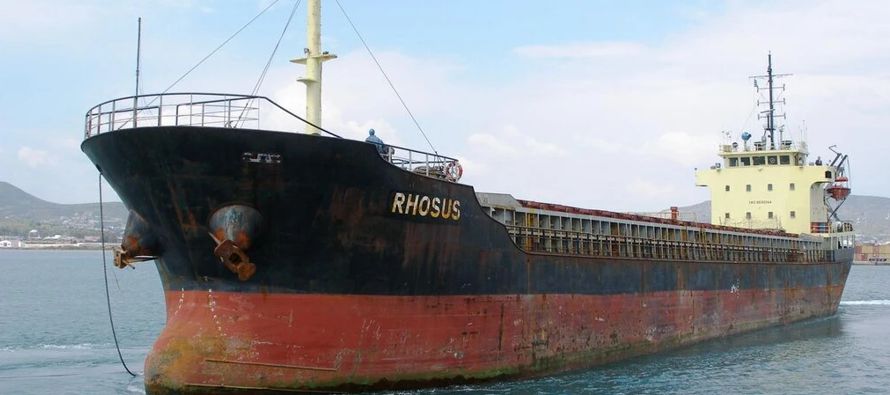 El Rhosus llevaba una carga de 2750 toneladas de nitrato de amonio, un material que se cree...