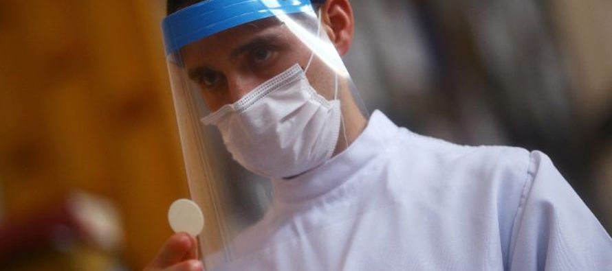 Colombia pasará 400,000 casos confirmados de coronavirus el martes, en medio del quinto mes...