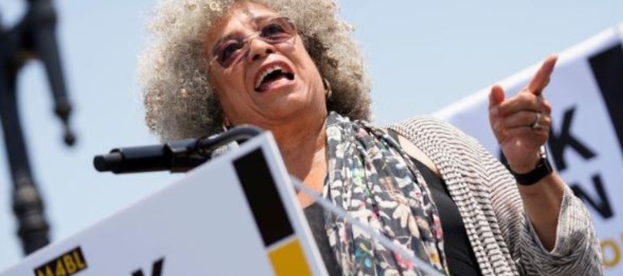 Davis, una afroamericana, era una activista social en la década de 1960 que fue despedida...