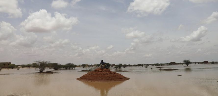 Hay más de 185,000 personas afectadas por las fuertes lluvias e inundaciones en todas menos...