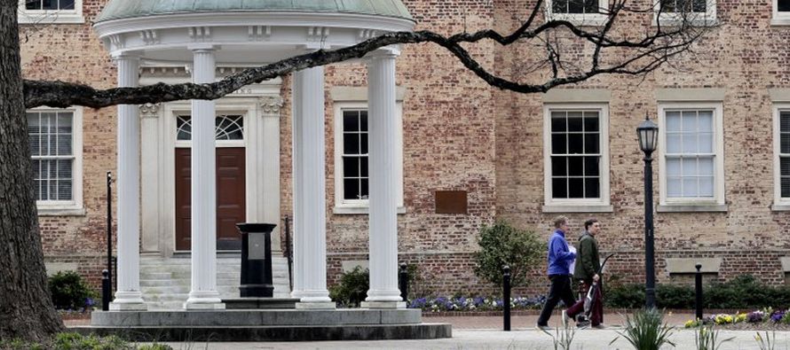 La Universidad de Carolina del Norte, campus Chapel Hill, informó que a partir del...