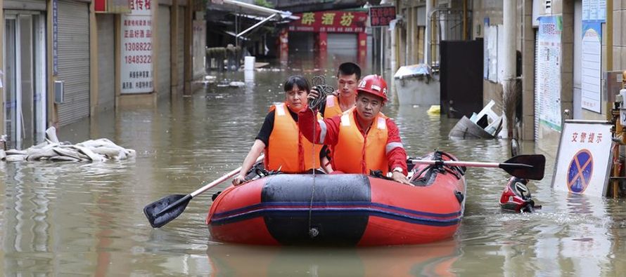 Los deslizamientos trancaron un río y dejaron a 48 personas varadas en sus techos en Longnan...