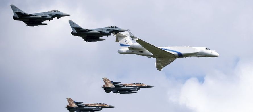 Seis F-16, dos Gulfstream y dos cisternas Boeing 707 de la fuerza aérea israelí...