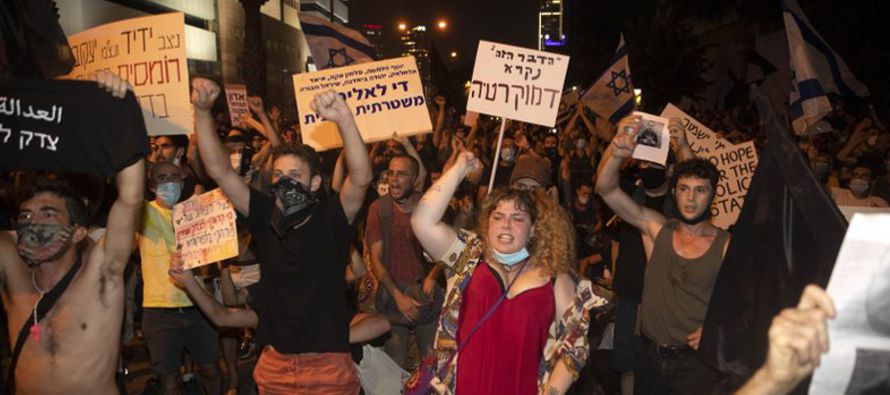 Miles de israelíes se manifestaron el sábado afuera de la residencia oficial del...