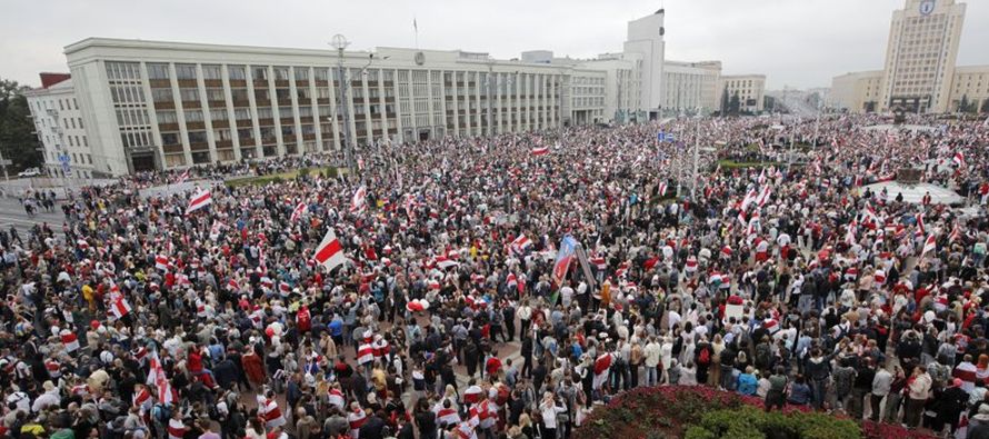 La manifestación llenó la Plaza de Independencia en Minsk, un área de 7...