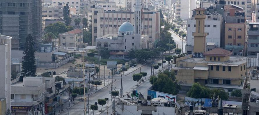 Las calles de Gaza estaba en general desiertas después de que en la noche del lunes se...