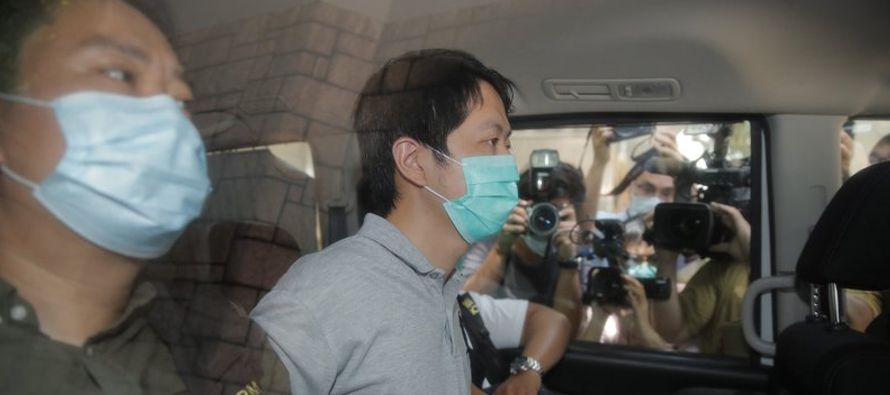Los diputados prodemocracia Ted Hui y Lam Cheuk-ting anunciaron sus arrestos en las redes sociales.