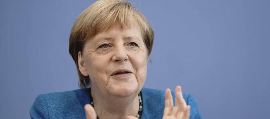 Aunque su índice de aprobación se ha elevado durante la pandemia, Merkel ha...