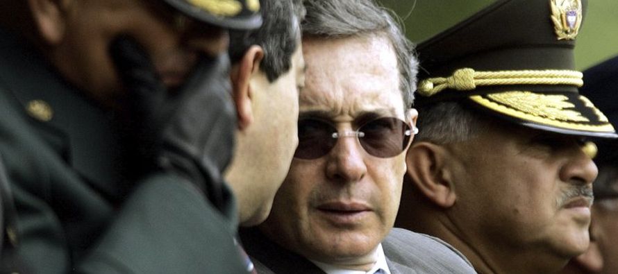 La Corte Suprema de Colombia está investigando denuncias de que Uribe sobornó a...