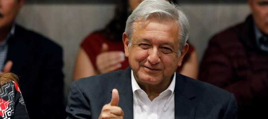 Según un sondeo del periódico Reforma publicado el lunes, López Obrador sigue...