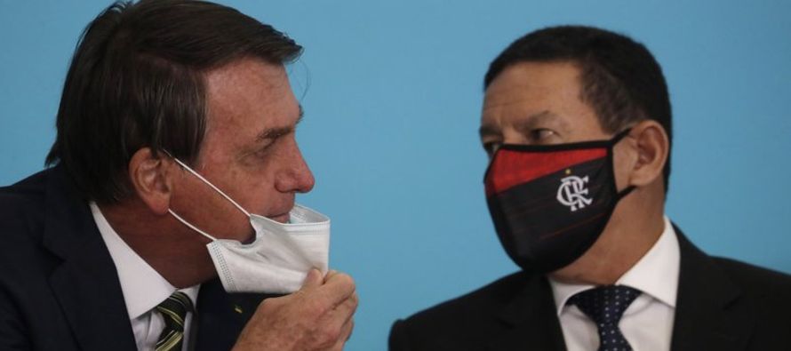 Bolsonaro dijo luego de una reunión con ministros y congresistas que el auxilio de...