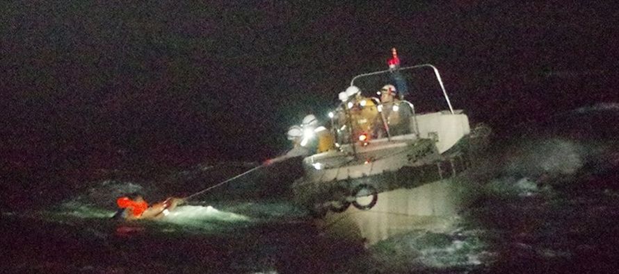Un tripulante sobrevivió y fue rescatado la noche del miércoles al ser avistado por...