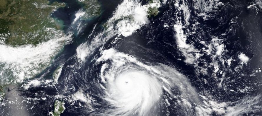 Un tifón está enfilando hacia el sur de Japón pocos días después...