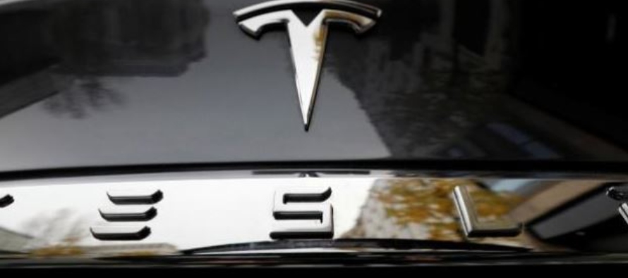 Las acciones de Tesla, que han subido casi un 400% en lo que va de 2020, constituyen la apuesta de...