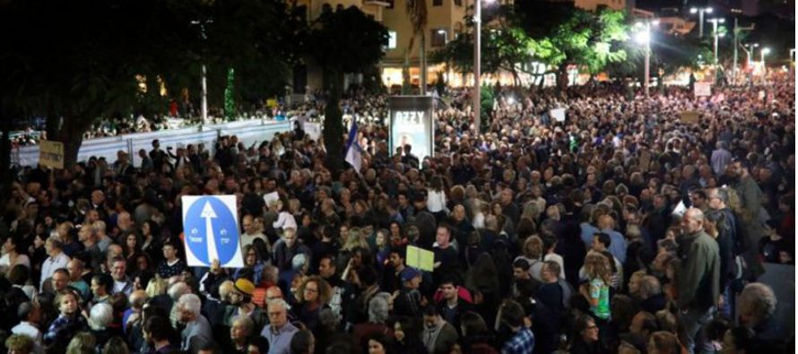 Miles de israelíes protestaron en el exterior de la residencia oficial del primer ministro...