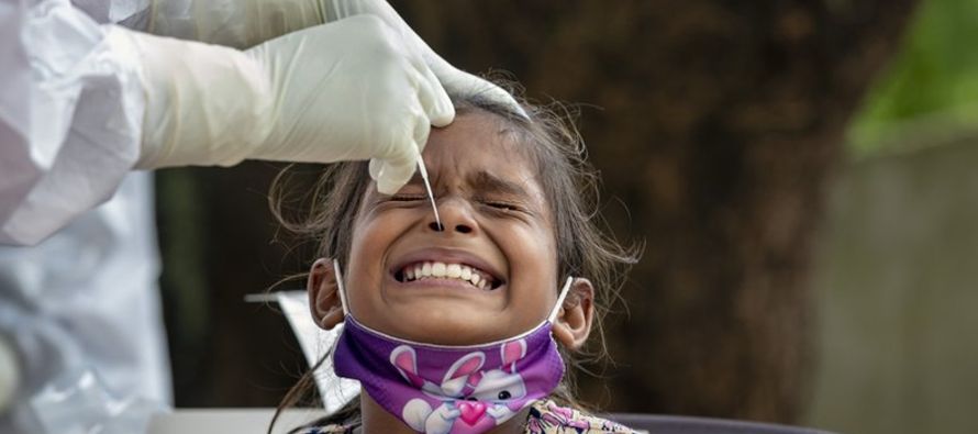 India es ahora el segundo país más afectado por la pandemia, sólo por...
