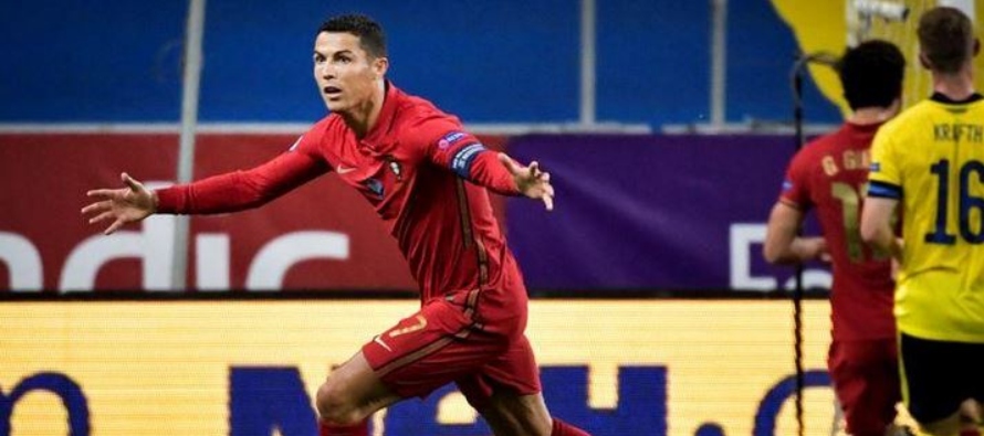 El primer gol de Ronaldo con Portugal llegó en la derrota 2-1 ante Grecia en la fase de...