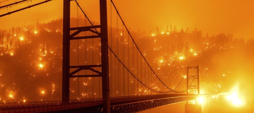La gobernadora de Oregon, Kate Brown, informó que cientos de residencias han sido destruidas.