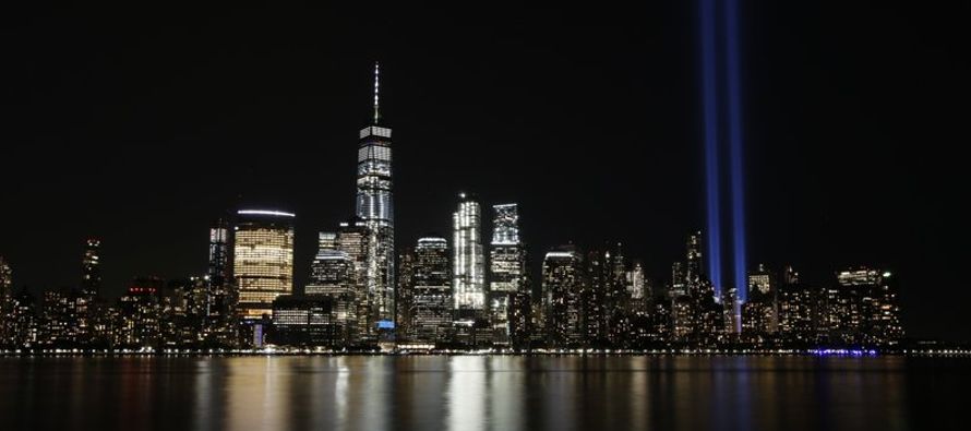 En Nueva York, los dos haces de luz que evocan a las caídas torres gemelas estuvieron a...