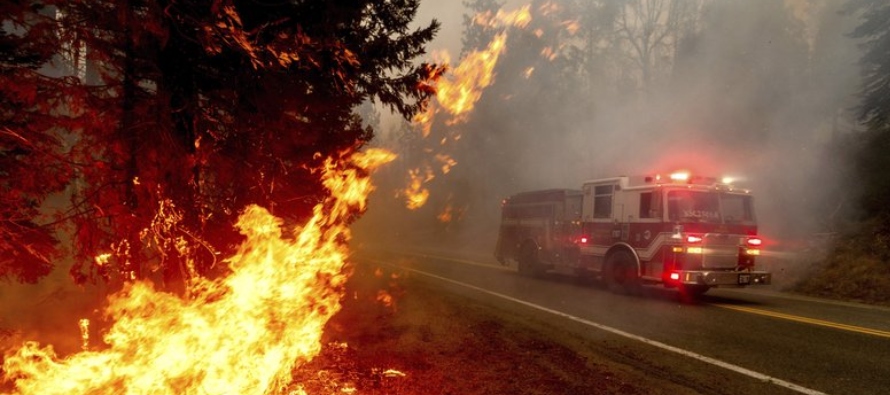 El miércoles, un incendio forestal en el bosque nacional Plumas, al noreste de San...