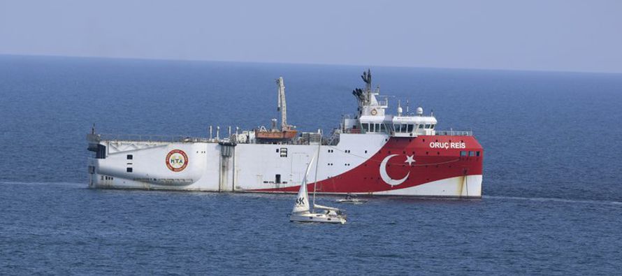 El ministro de Asuntos Exteriores Mevlut Cavusoglu dijo que el barco Oruc Reis había...