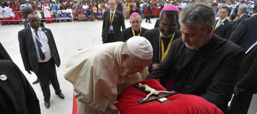 Mientras celebraba la Misa el pasado 22 de abril en Santa Marta, el Papa dijo que el Crucifijo es...