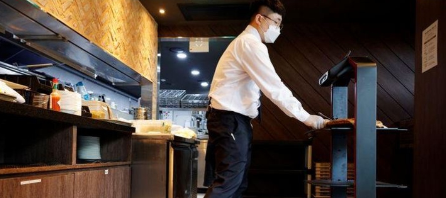 El robot puede entregar comida hasta en cuatro mesas a la vez, dijo a Reuters la responsable de...