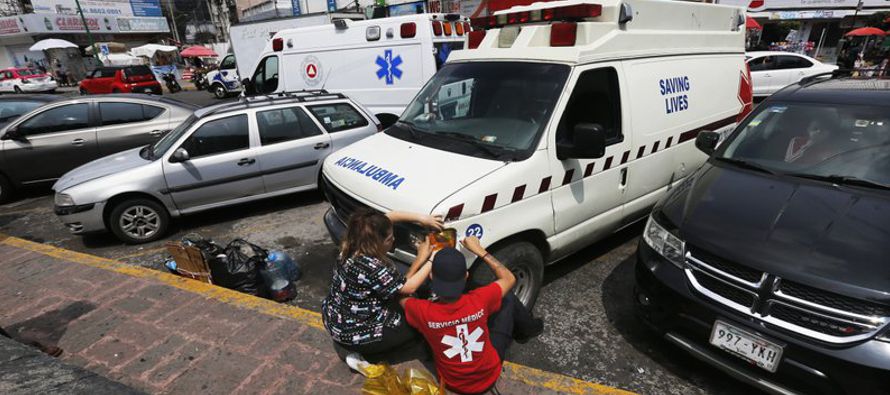 Activistas y las autoridades médicas dicen que las “ambulancias patito”, como...