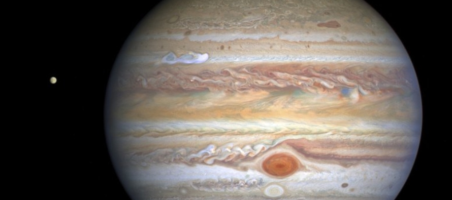 En tanto, la gran mancha roja de Júpiter aparece inusualmente roja en la fotografía. 