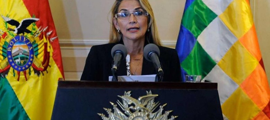 El ministro de Defensa, Fernando López, dijo que se analiza la contratación de tres...