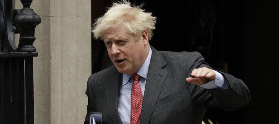 Al anunciar el nuevo paquete de medidas, el primer ministro Boris Johnson dijo que la gente debe...