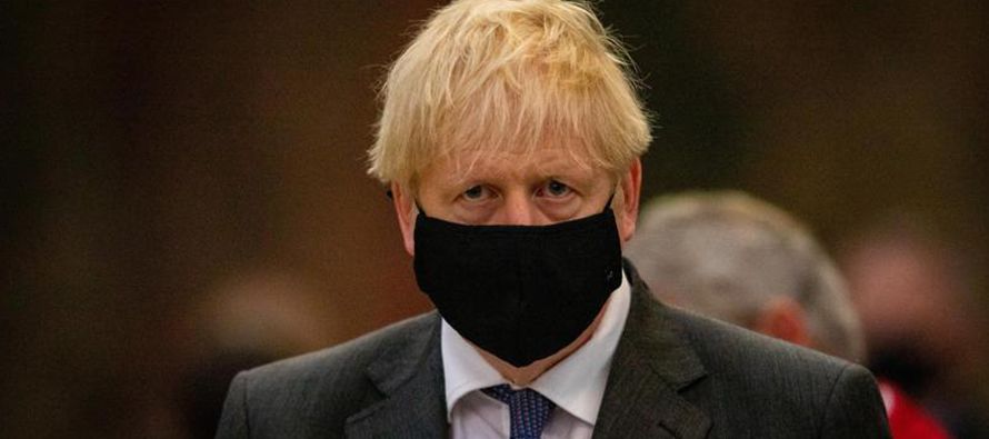 Johnson dijo que Reino Unido había alcanzado umbrales de contagio peligrosos como los de...