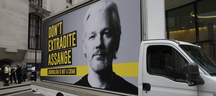 Los fiscales estadounidenses han acusado a Assange de 17 cargos de espionaje y un cargo de uso...