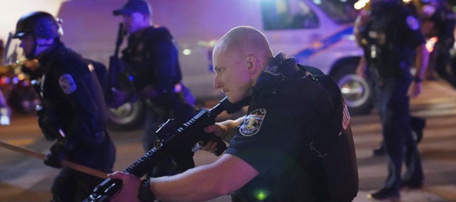 El jefe interino de la Policía de Louisville Robert Schroeder informó que un...