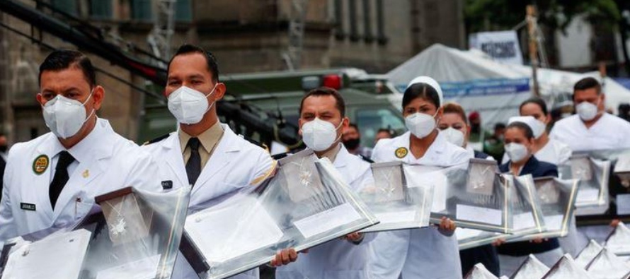 México reportó el lunes 3,400 nuevos casos confirmados de coronavirus, con lo que el...