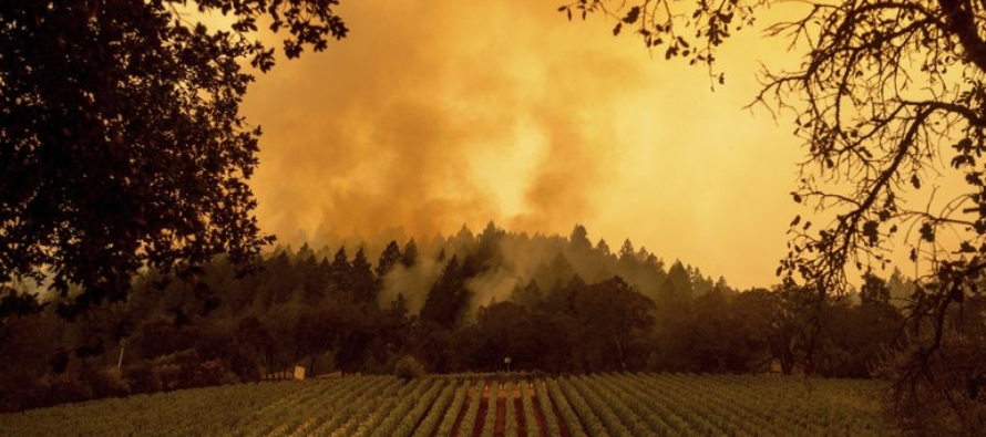 El incendio en la zona vinícola es uno de los casi 30 que arden en California.
