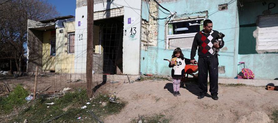 Tras la cuarentena aplicada por el Gobierno de Argentina a partir de marzo, la pobreza subió...