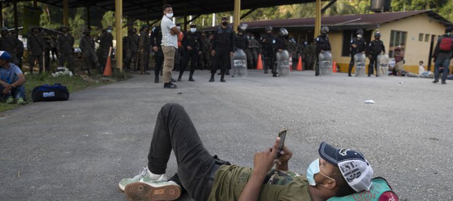 La desesperación de los alrededor de 1,000 migrantes hondureños que se dirigen a pie...