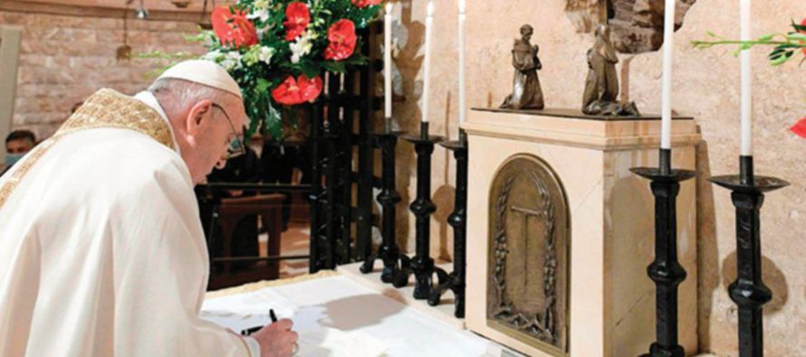 El papa Francisco firmó este sábado en la ciudad italiana de Asís su nueva...