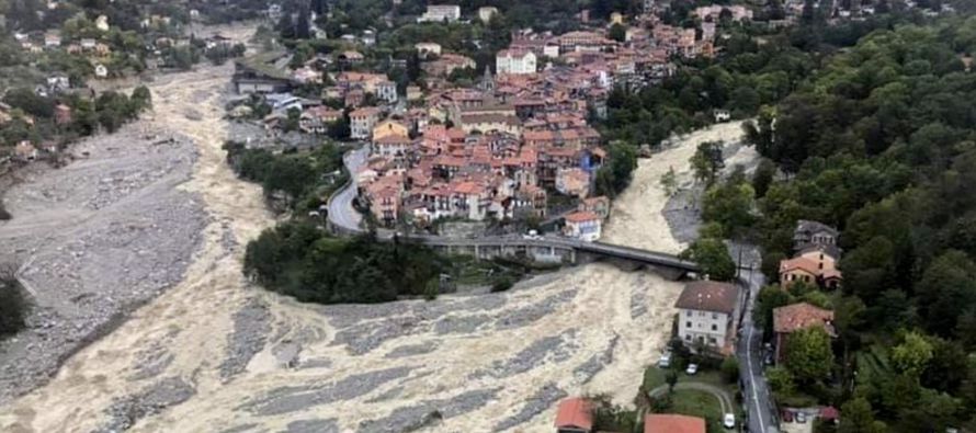 Las inundaciones han devastado áreas montañosas en los Alpes Marítimos del...