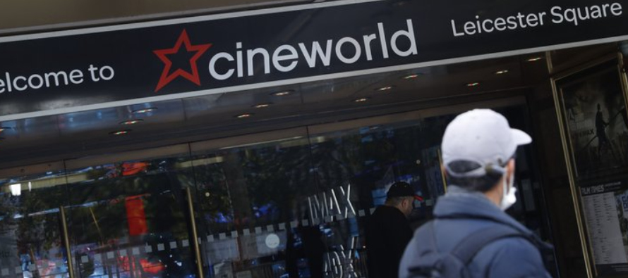 Las acciones de Cineworld cayeron hasta a 15,64 libras en Londres y registraban una baja de 31% en...