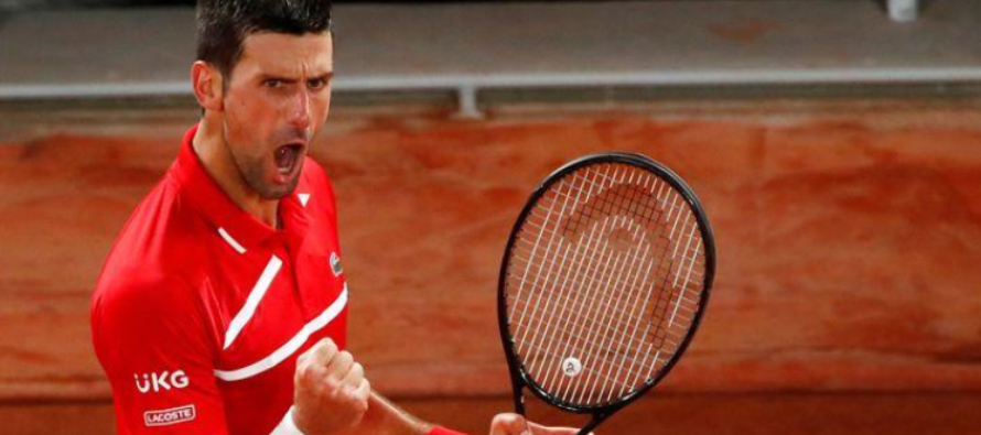 El serbio Novak Djokovic celebra durante su partido de cuarta ronda en Roland Garros contra el ruso...