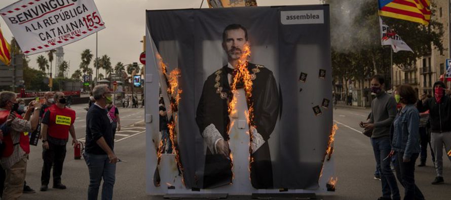 Algunos grupos pequeños de manifestantes se congregaron para quemar fotografías del...