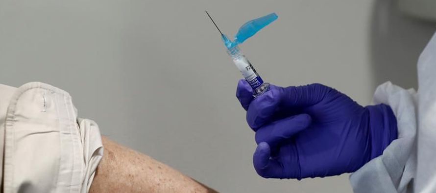La iniciativa de COVAX tiene como objetivo suministrar al menos 2,000 millones de dosis de vacunas...